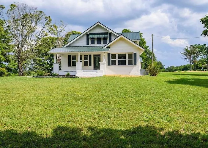 Beautiful And Spacious Fully Renovated Farmhouse