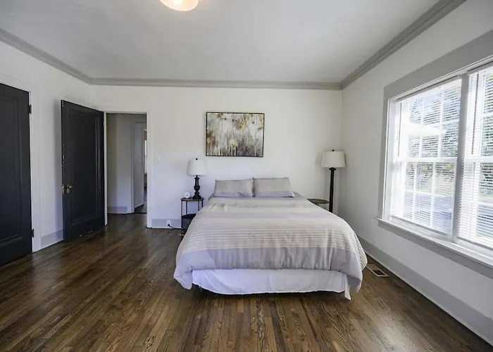 Beautiful And Spacious Fully Renovated Farmhouse