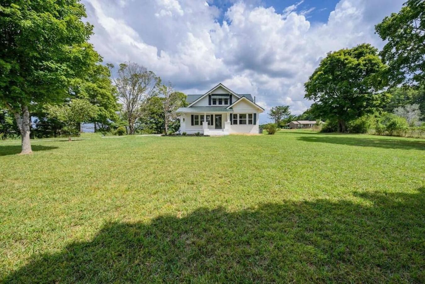 Beautiful And Spacious Fully Renovated Winchester